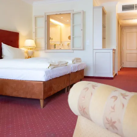 מלון Parkhotel 4*